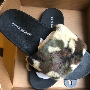 Steve Madden Camouflage flip flops